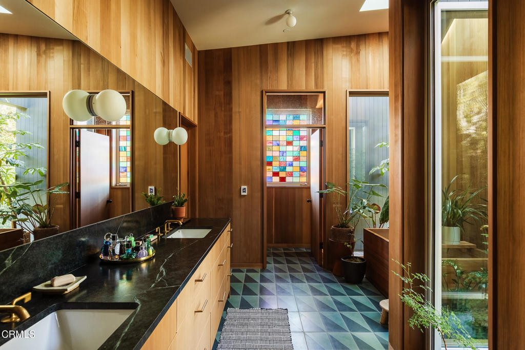 2638 Lake View Terrace E