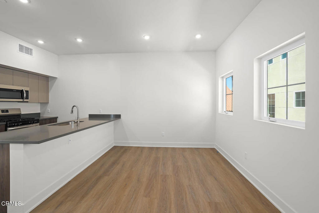 834 N Fair Oaks Avenue 105