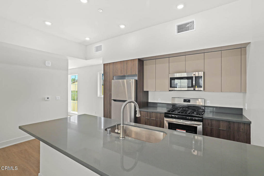 834 N Fair Oaks Avenue 105