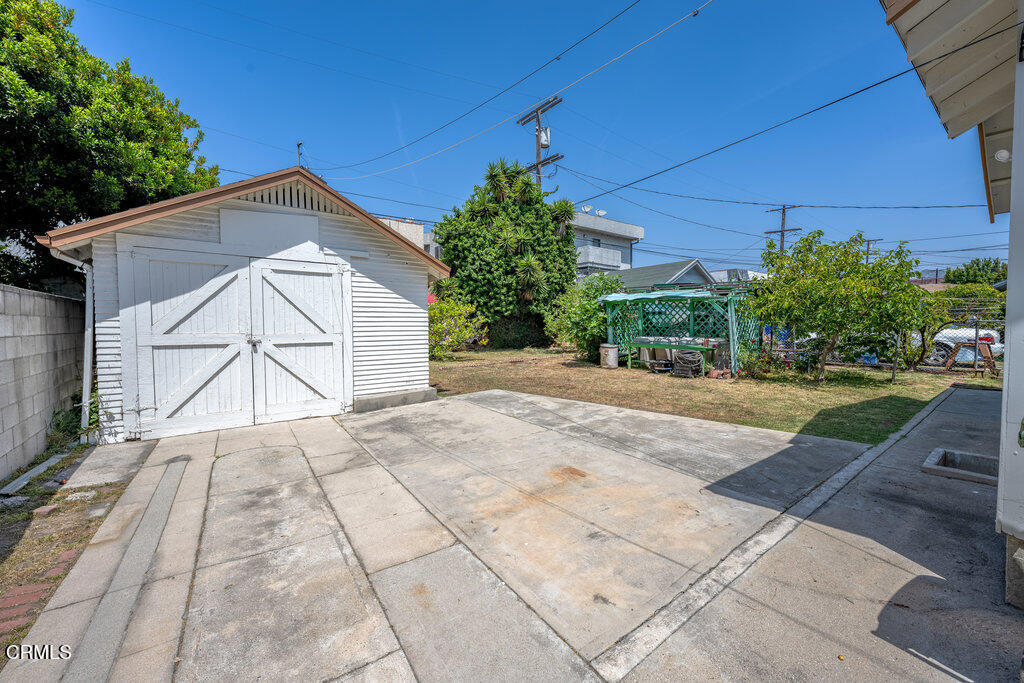 1139 N Heliotrope Drive