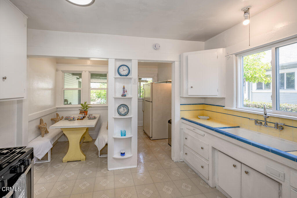 1139 N Heliotrope Drive