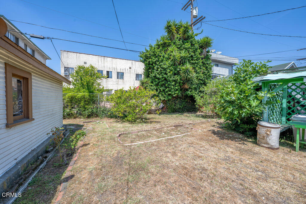 1139 N Heliotrope Drive