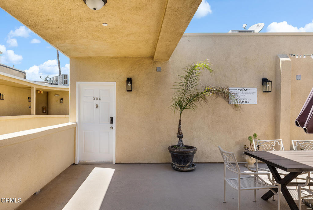 5703 Laurel Canyon Boulevard 306