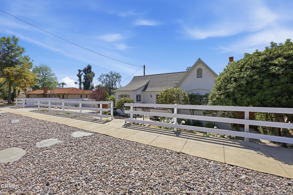 1124 E Mariposa Street