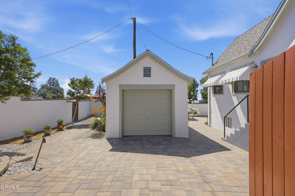 1124 E Mariposa Street