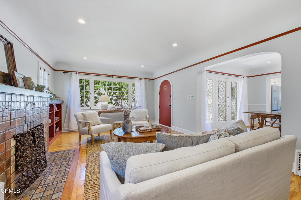 1124 E Mariposa Street