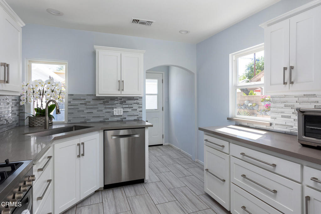 3047 Hermosa Avenue