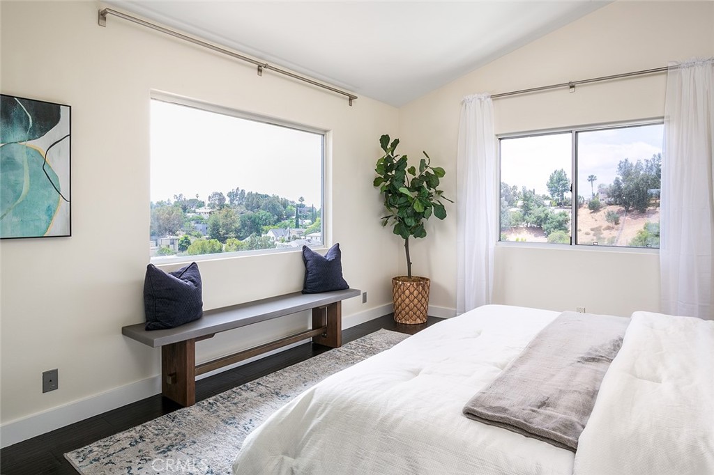 1043 Cresthaven Drive