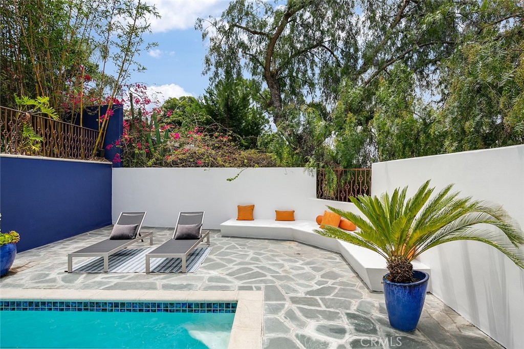 1043 Cresthaven Drive