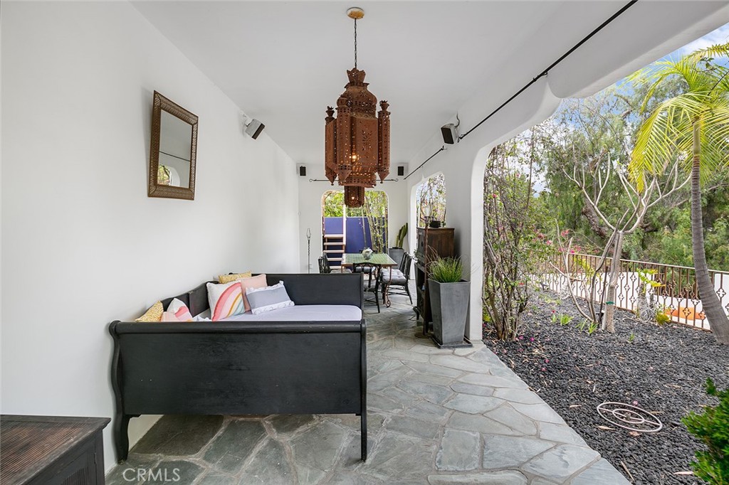 1043 Cresthaven Drive