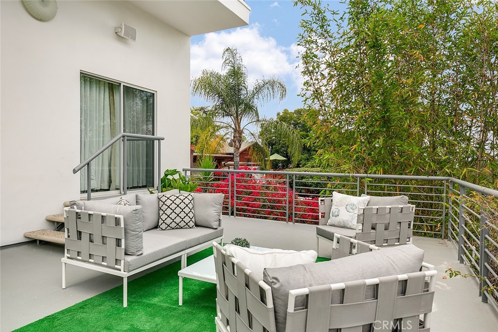 1043 Cresthaven Drive
