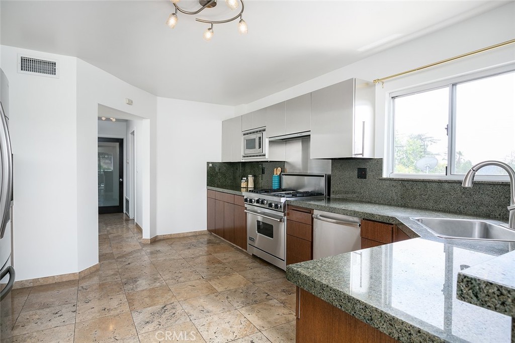 1043 Cresthaven Drive