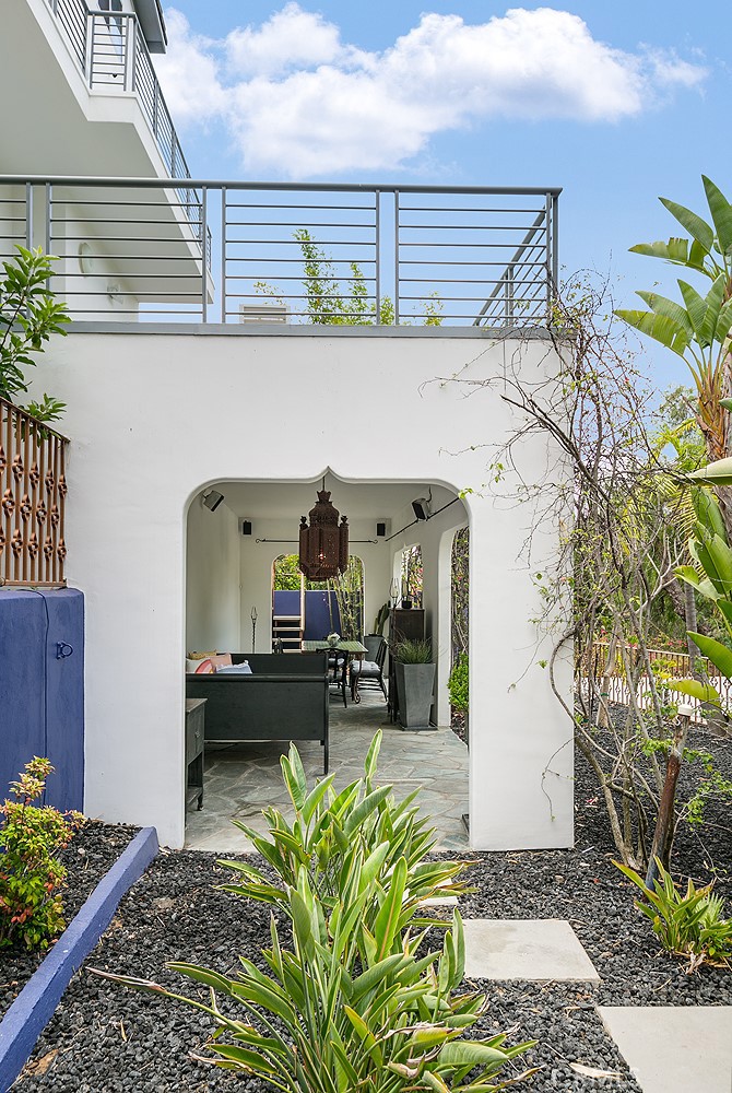 1043 Cresthaven Drive