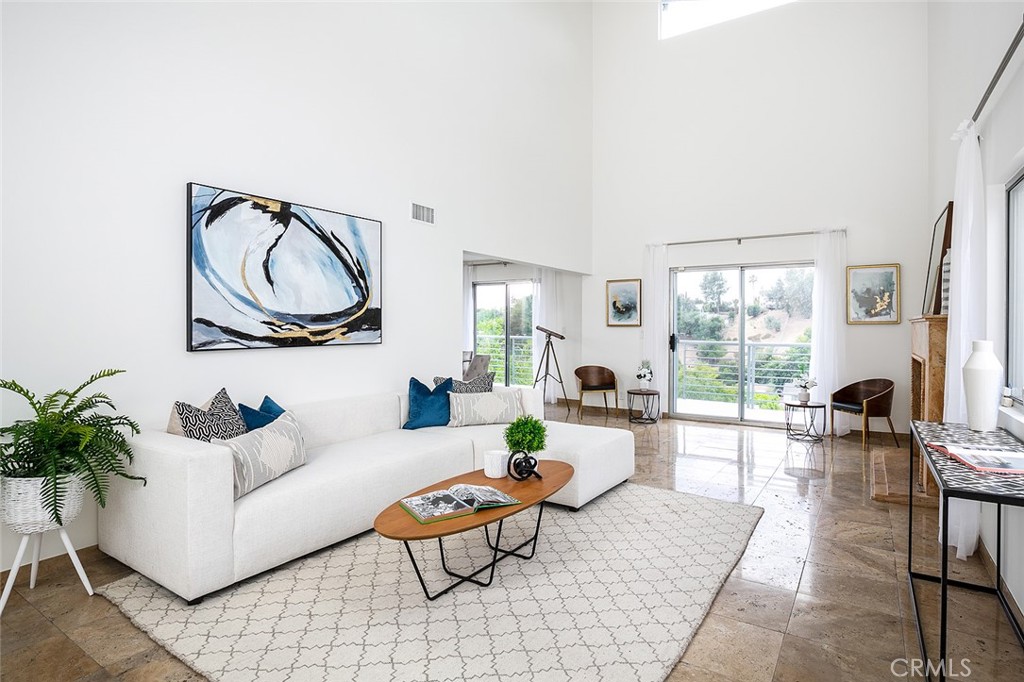 1043 Cresthaven Drive