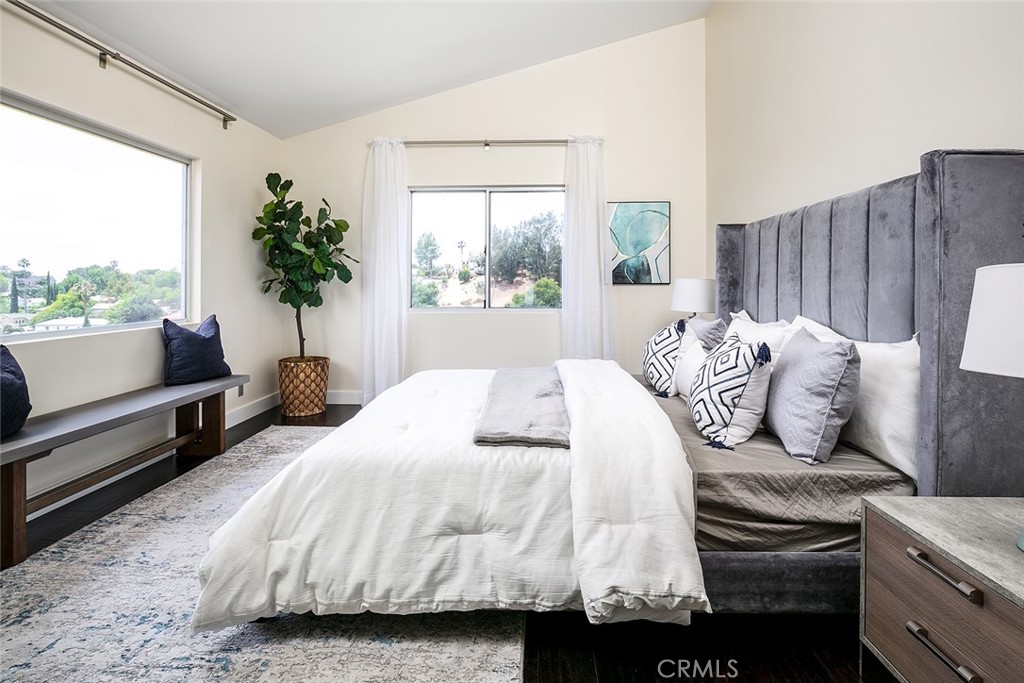 1043 Cresthaven Drive