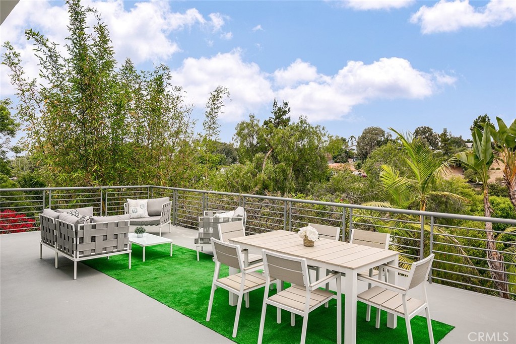 1043 Cresthaven Drive