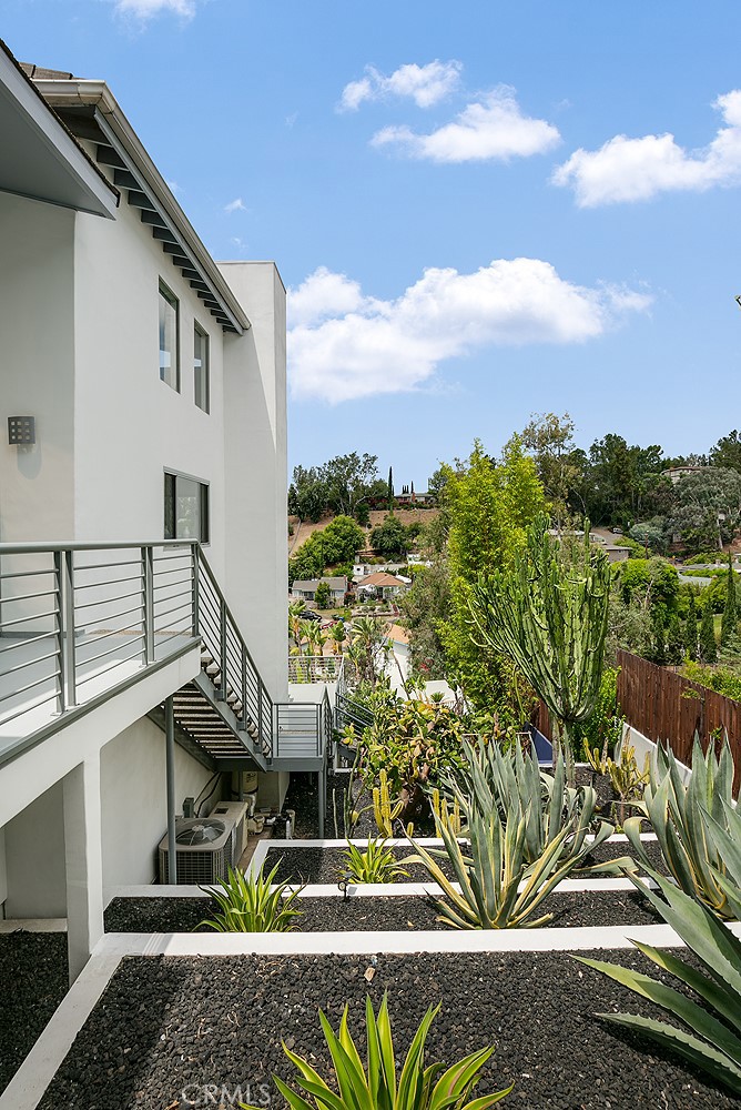 1043 Cresthaven Drive