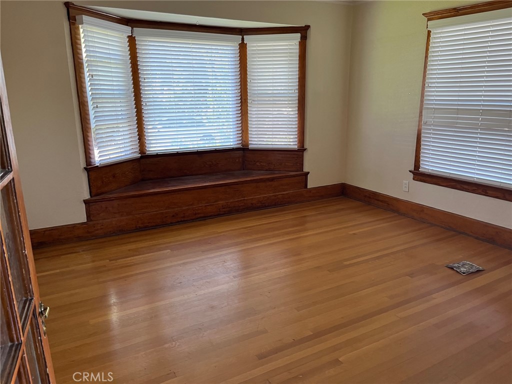 1751 N Oxford Avenue