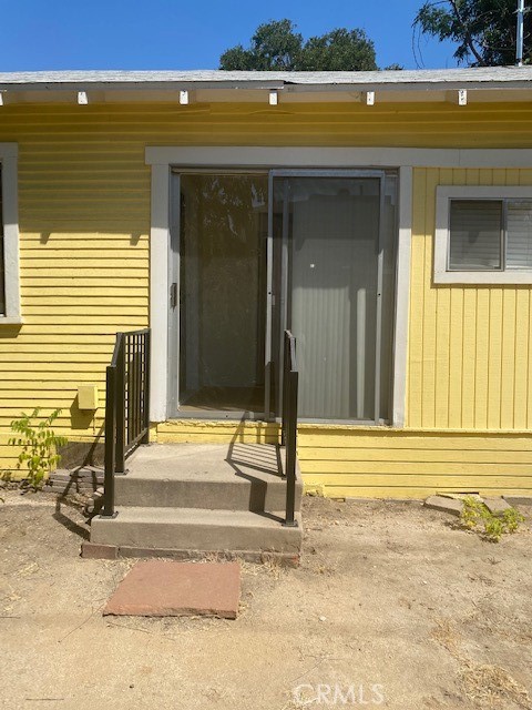 1751 N Oxford Avenue