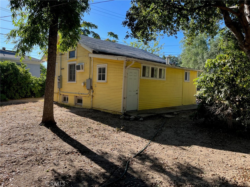 1751 N Oxford Avenue