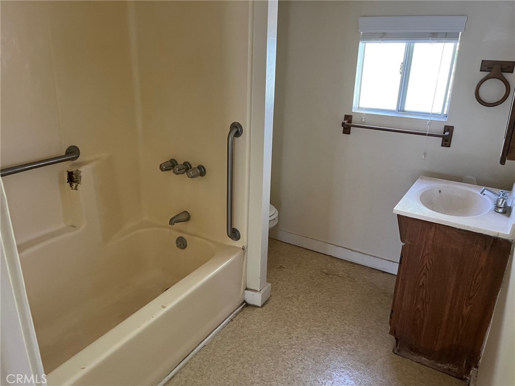 1751 N Oxford Avenue