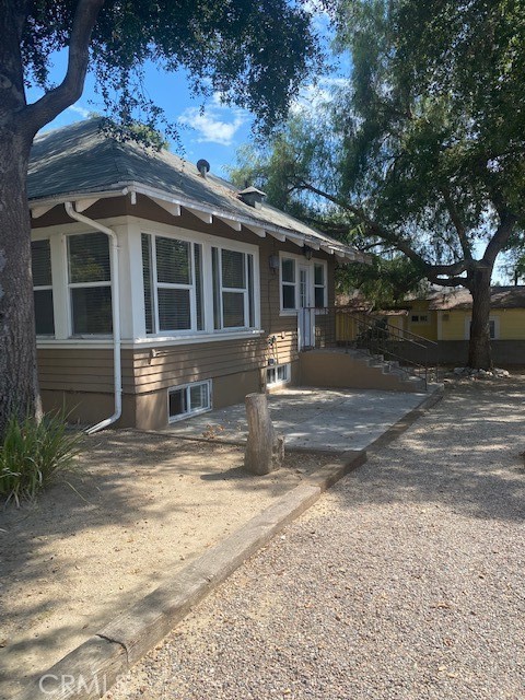 1751 N Oxford Avenue