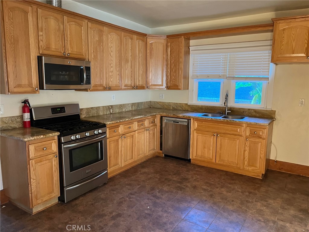 1751 N Oxford Avenue