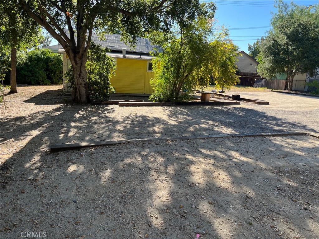 1751 N Oxford Avenue