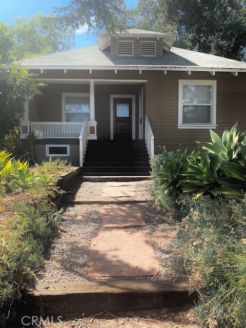 1751 N Oxford Avenue