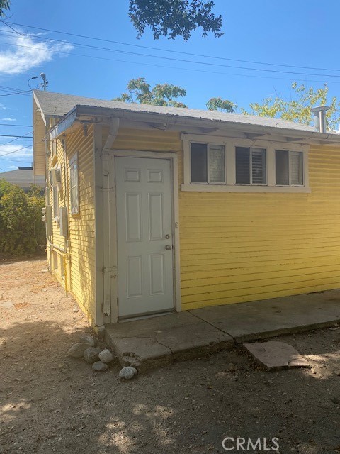 1751 N Oxford Avenue