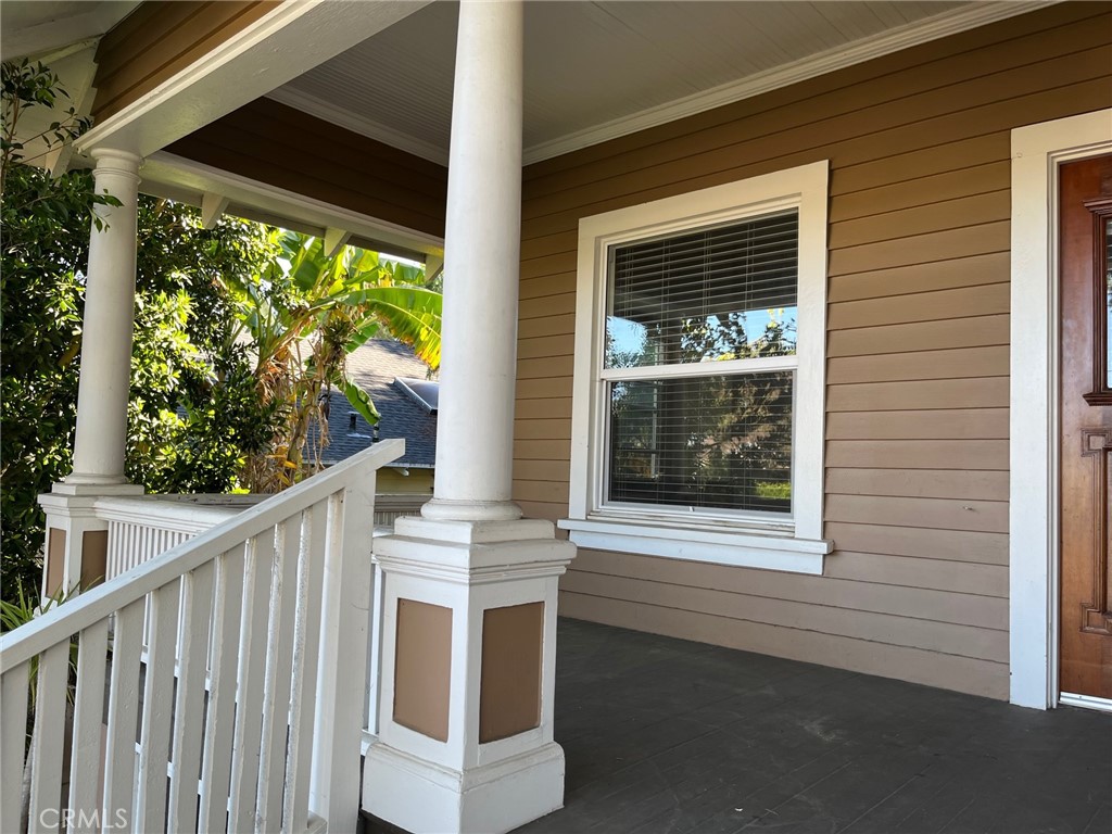 1751 N Oxford Avenue