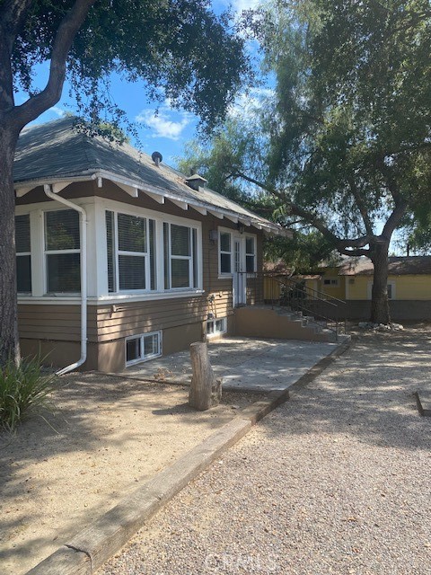 1751 N Oxford Avenue