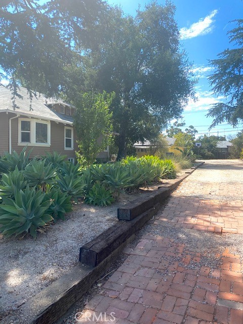 1751 N Oxford Avenue