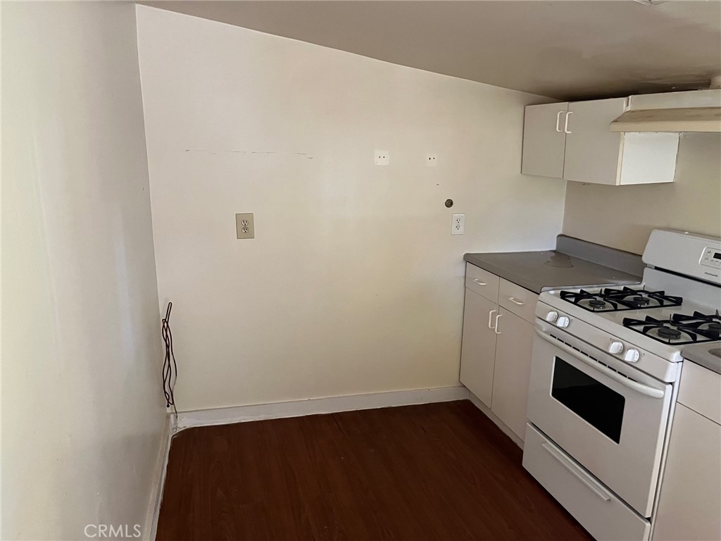 1751 N Oxford Avenue