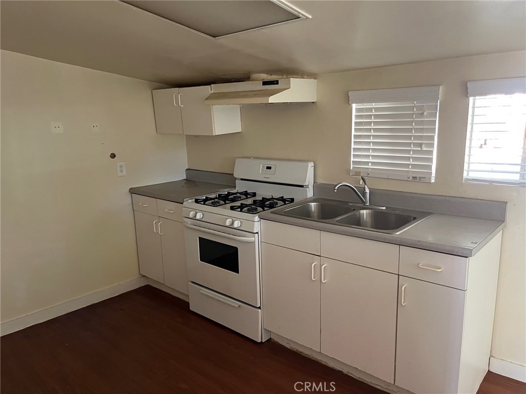 1751 N Oxford Avenue