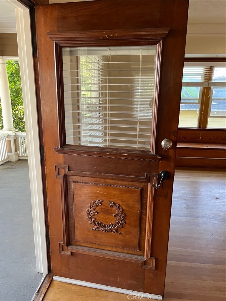 1751 N Oxford Avenue