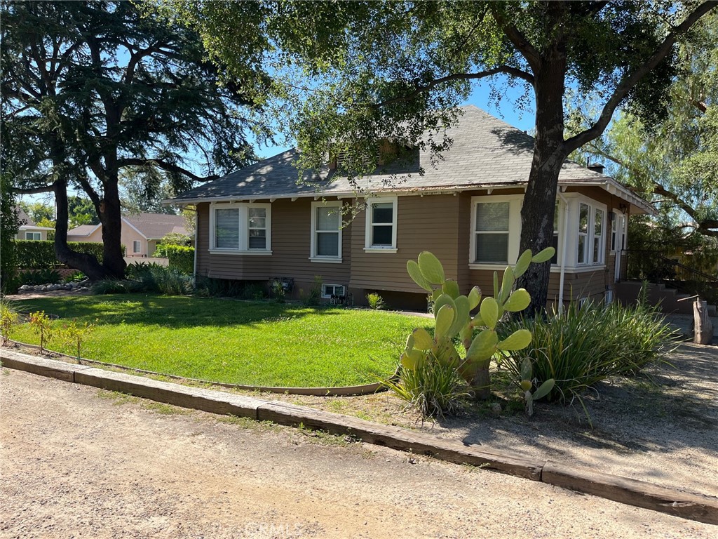 1751 N Oxford Avenue