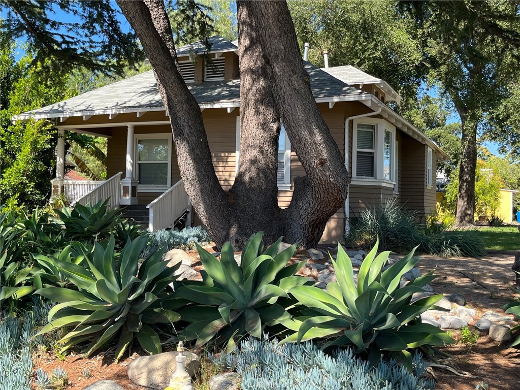 1751 N Oxford Avenue