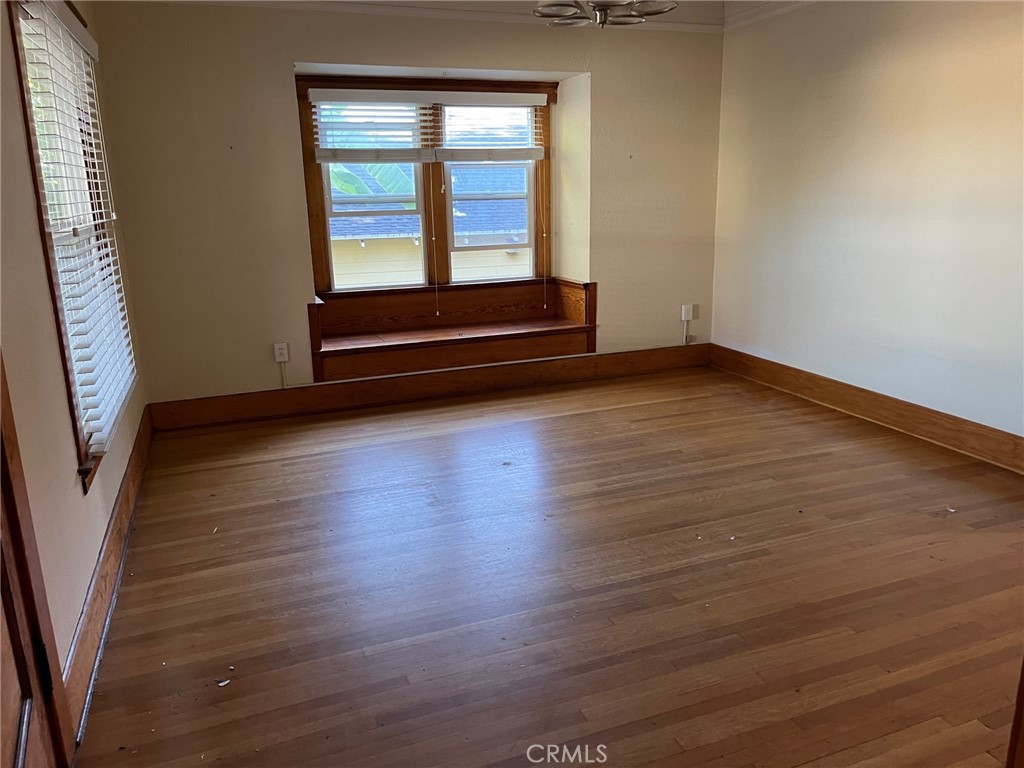 1751 N Oxford Avenue