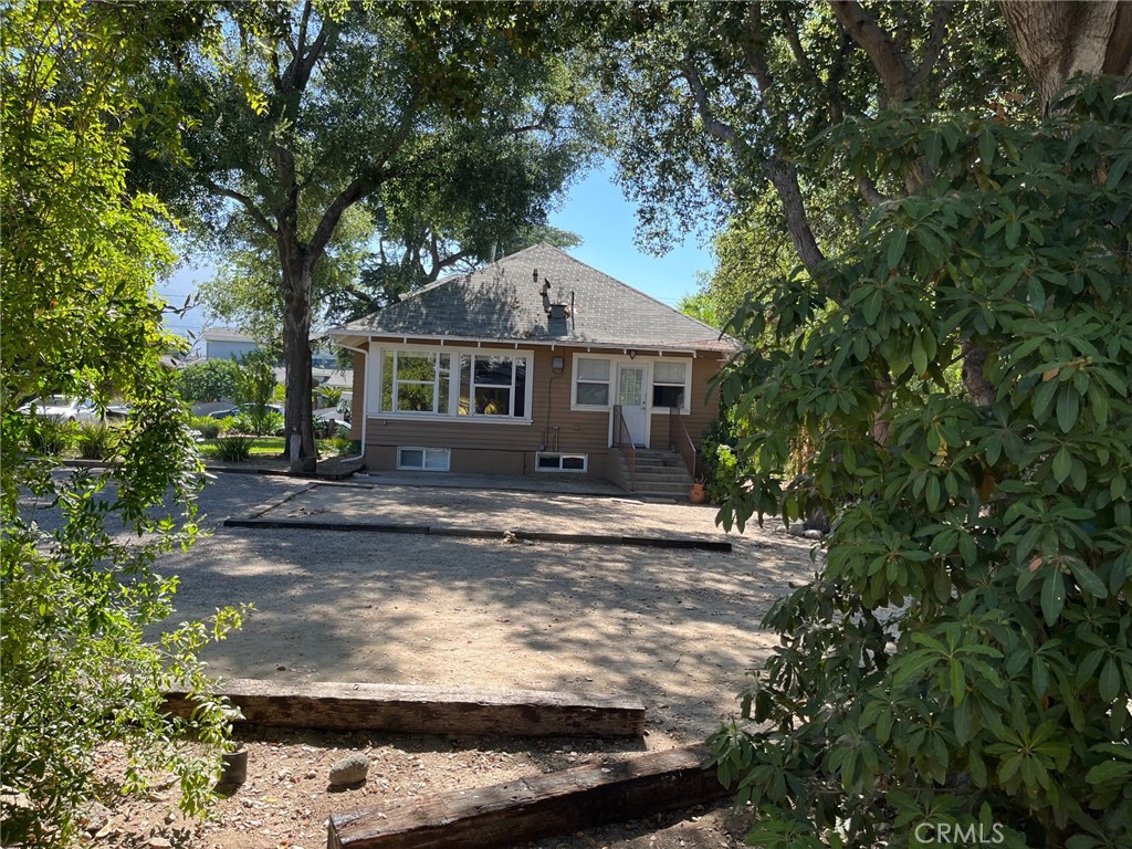 1751 N Oxford Avenue