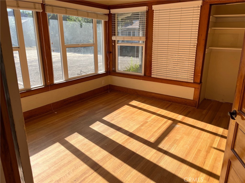 1751 N Oxford Avenue