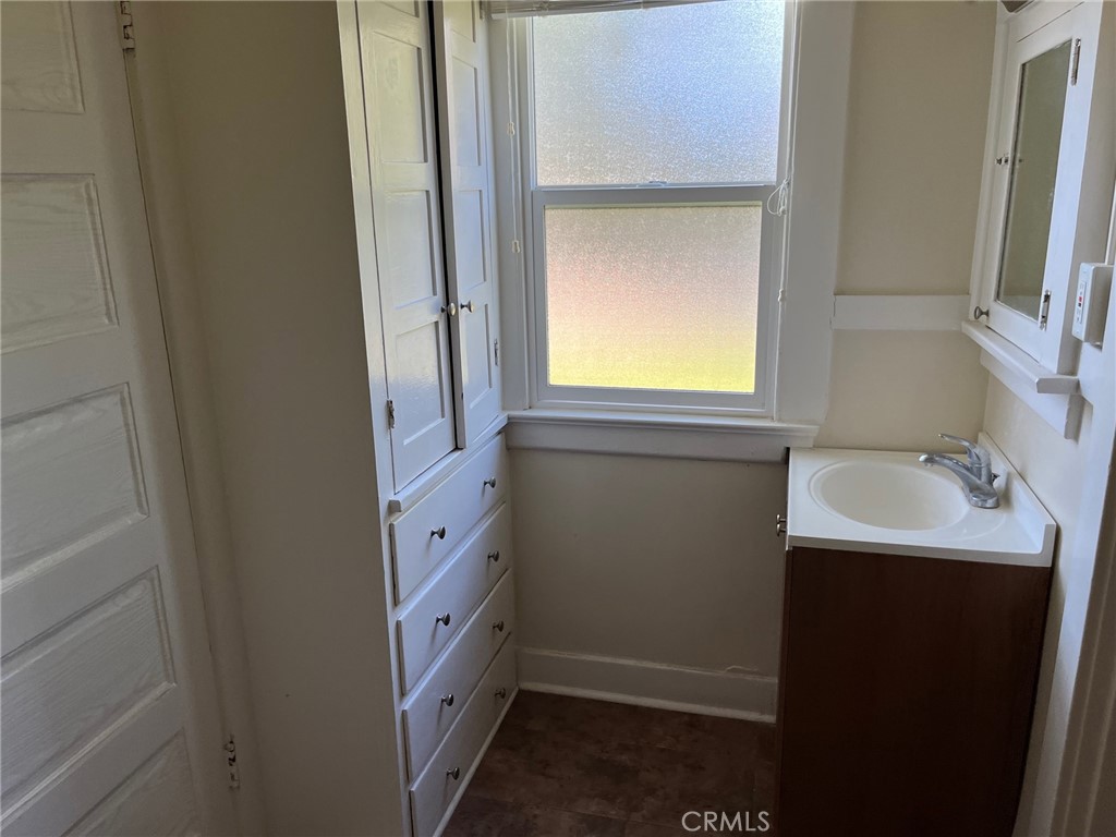 1751 N Oxford Avenue