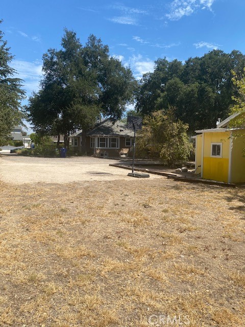 1751 N Oxford Avenue