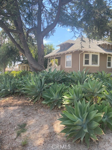 1751 N Oxford Avenue