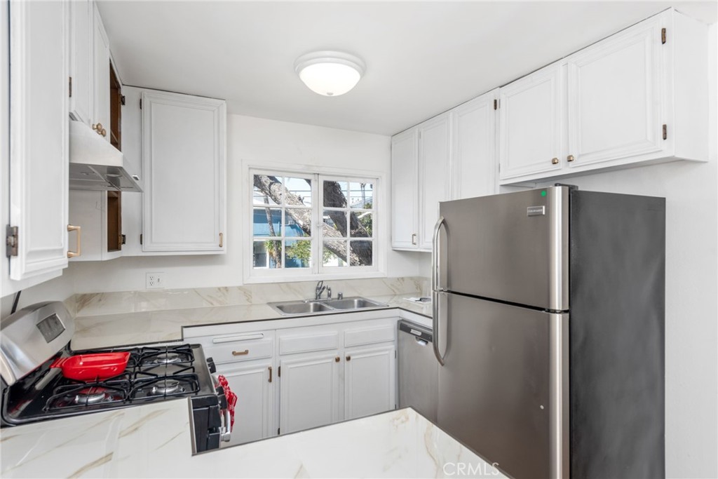 7422 Hazeltine Avenue 12