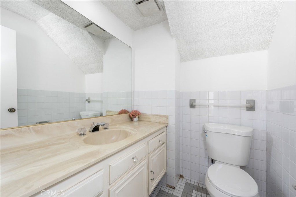 7422 Hazeltine Avenue 12