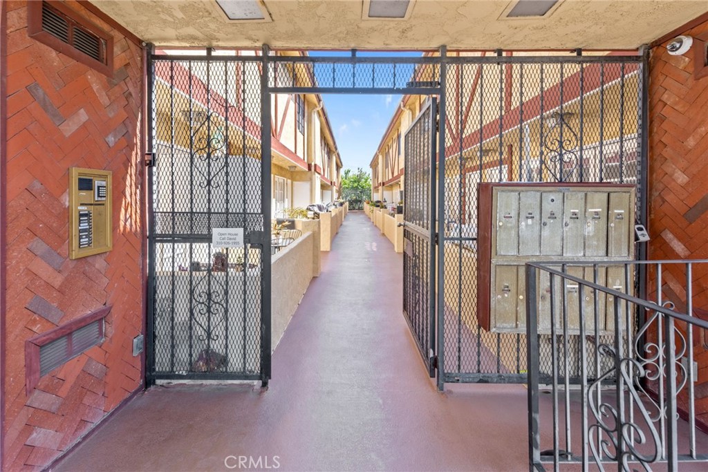 7422 Hazeltine Avenue 12