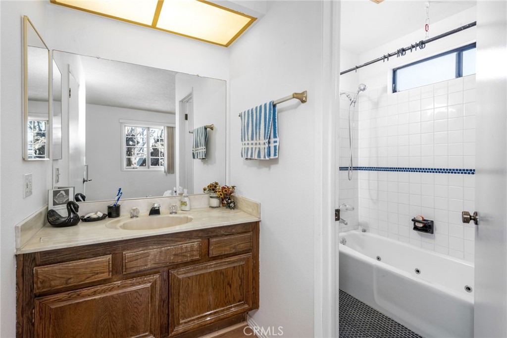 7422 Hazeltine Avenue 12