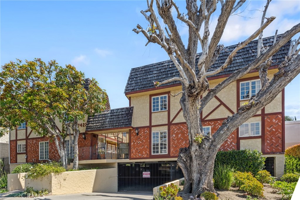 7422 Hazeltine Avenue 12