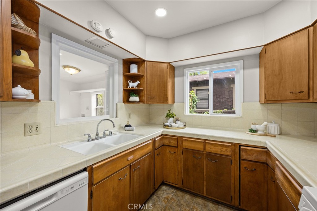 859 N Chester Avenue